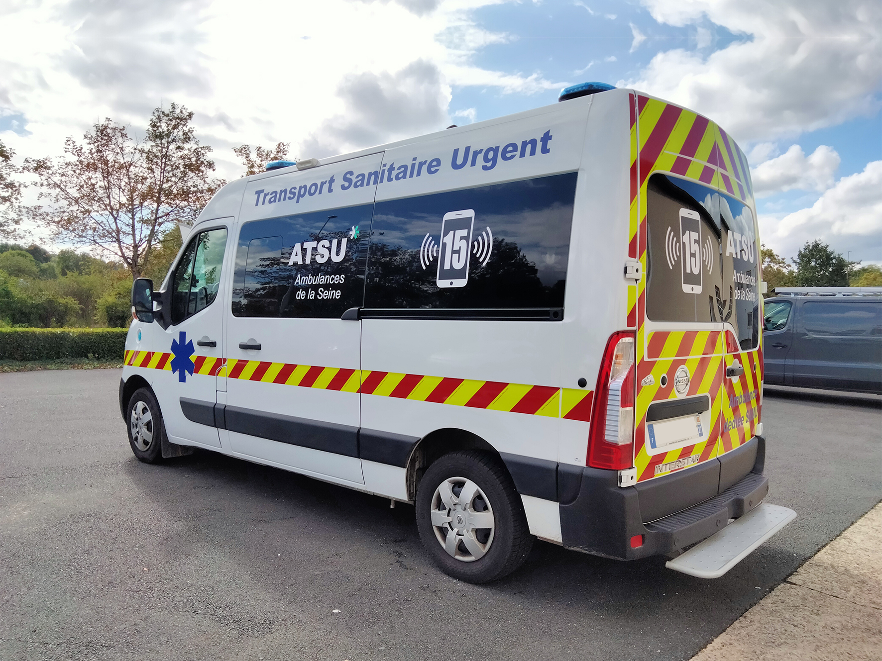 Sécurité et visibilité jour et nuit : BG Sérigraphie signe le nouveau marquage des Ambulances de la Seine !